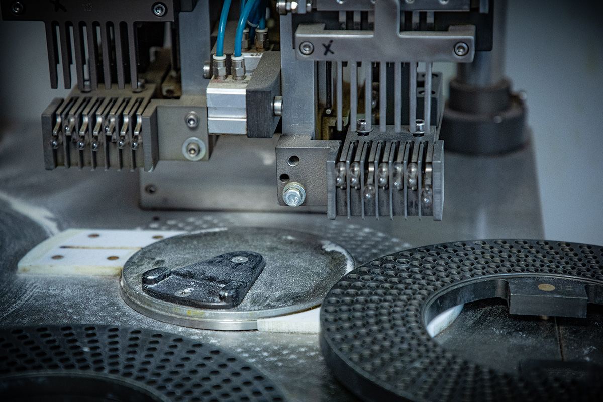 Machine de mise en gélules à façon dans l'atelier Dietanat du Lot-et-Garonne